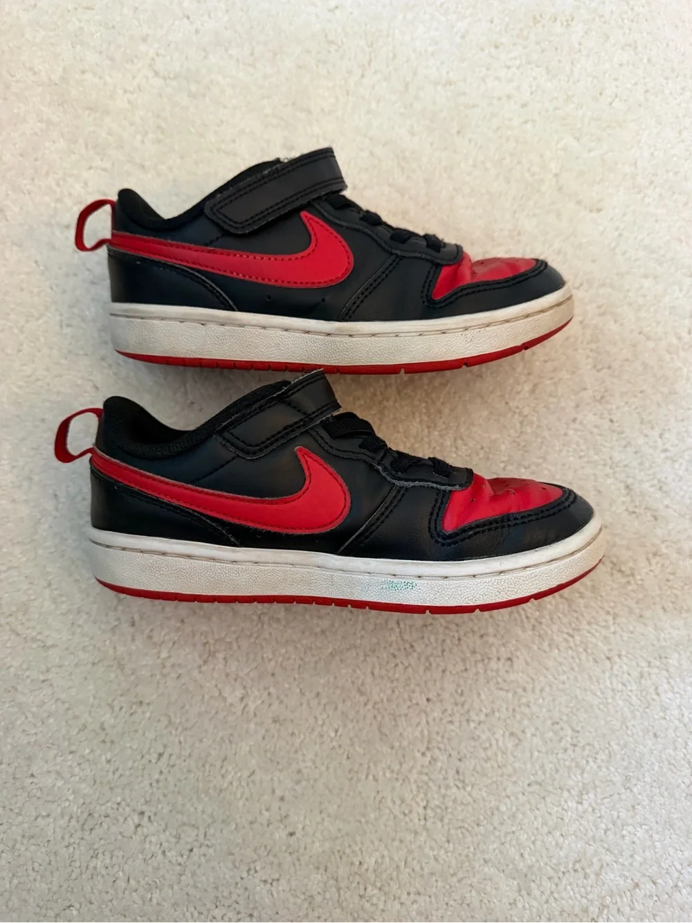 Nike Kids Black and Red Low-Top Sneakers